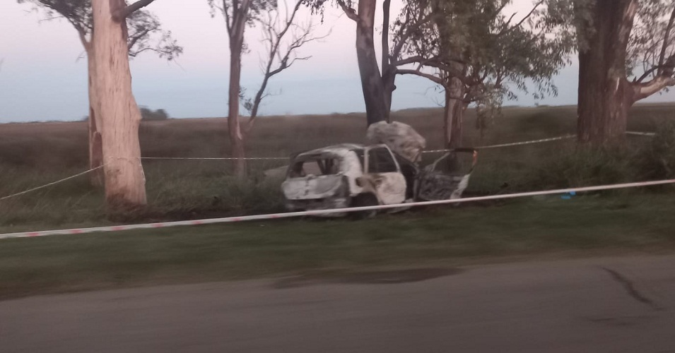 Murió una joven al chocar y prenderse fuego el auto
